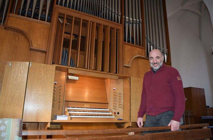 Kantor Johannes Leue vor der Eule-Orgel in der Johanneskirche. Das Instrument soll saniert werden.