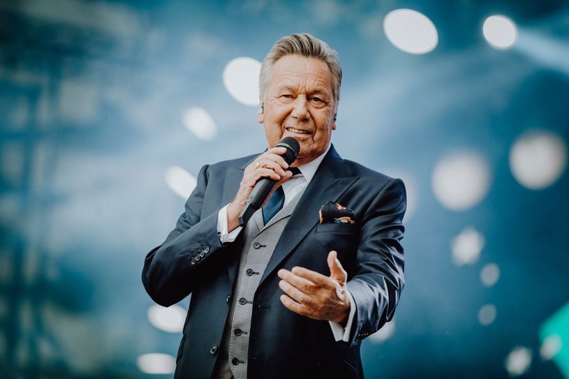Das Konzert am Elbufer können Fans aus der Region via Public Viewing genießen.