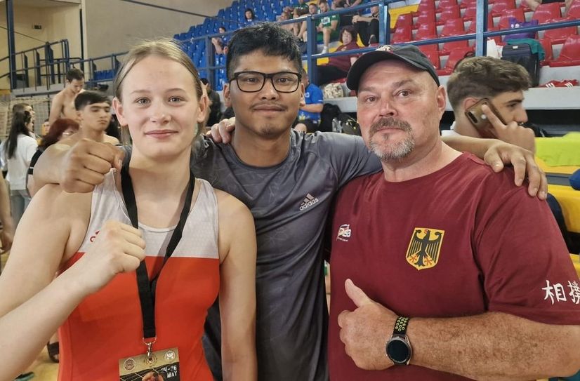 Lucie Fiedler und Phumpanya Mazur mit ihrem Trainer bei den Sumo-Europameisterschaften der U21.
 Foto: Verein