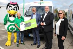 Maskottchen Vicky Wachtel und Wolfgang Feller von der Verkehrswacht Sachsen nehmen symbolisch den Fahrzeugschlüssel aus den Händen von Sachsens Innenminister Armin Schuster entgegen. Mit dabei sind der Präsident der Landesverkehrswacht, Andreas Nowak und Kati Walther (v.l.n.r.).