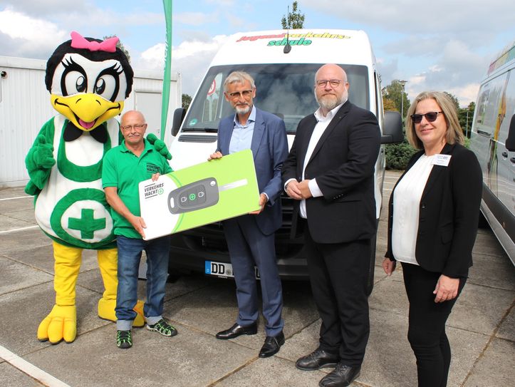 Maskottchen Vicky Wachtel und Wolfgang Feller von der Verkehrswacht Sachsen nehmen symbolisch den Fahrzeugschlüssel aus den Händen von Sachsens Innenminister Armin Schuster entgegen. Mit dabei sind der Präsident der Landesverkehrswacht, Andreas Nowak und Kati Walther (v.l.n.r.).