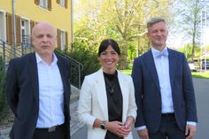 Der Chef der Staatskanzlei, Dr. Andreas Handschuh (r.), ist zusammen mit Elaine Jentsch beim Bürgermeister von Bernsdorf, Harry Habel (l.), zu Gast.