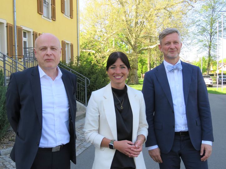 Der Chef der Staatskanzlei, Dr. Andreas Handschuh (r.), ist zusammen mit Elaine Jentsch beim Bürgermeister von Bernsdorf, Harry Habel (l.), zu Gast.