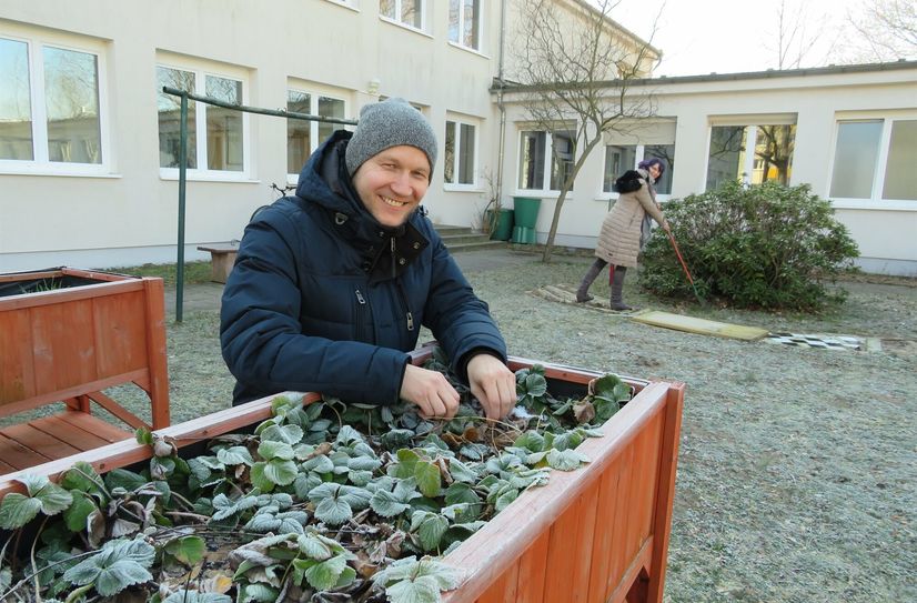 Claudia Barthel und John Paulusch treffen erste Vorbereitungen im noch sehr jungen Schulgarten in der Bildungsstätte für Medizinal- und Sozialberufe. Um den Erhalt der grünen Oase langfristig absichern zu können, sind die Initiatoren auf der Suche nach weiteren Sponsoren.