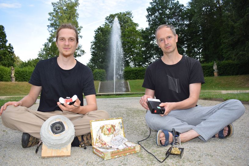 Tilman Pätzold (links) und Thomas Dunke zeigen einige Exponate, die einzigartige Klänge erzeugen können und im Schlosspark verteilt werden.