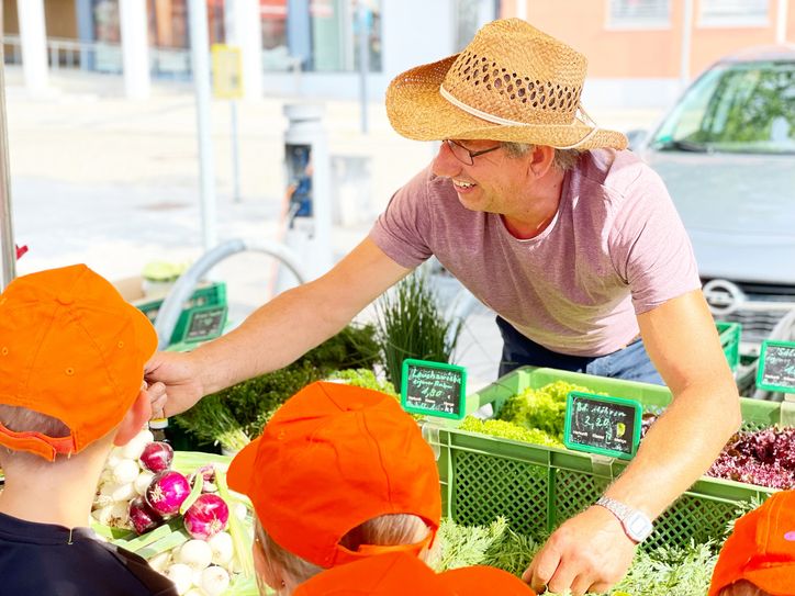 Nach einem ersten erfolgreichen Wochenmarkt lädt die Stadt Lübben nun bis zum 9. September jeden Samstag auf den Marktplatz ein.