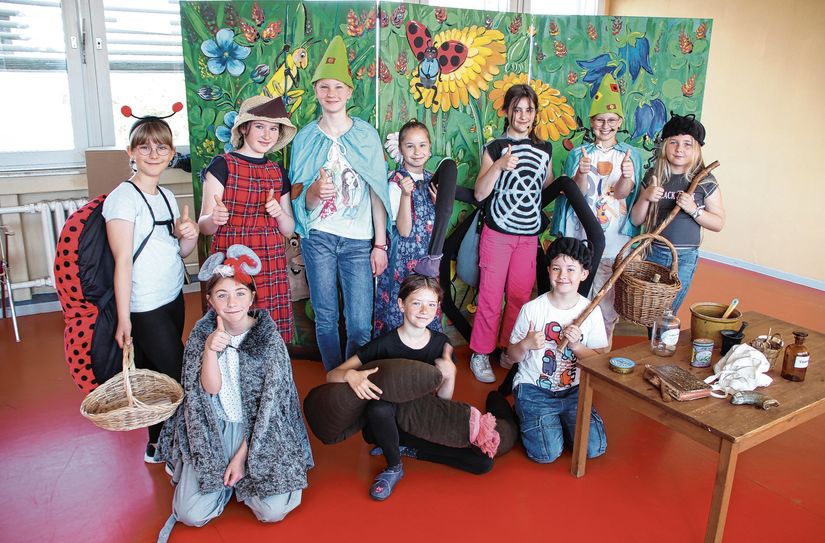 DarstellerInnen des Singspiels »Die Wiesenapotheke« - die Kinder 4. Klassen der Trinitatis-Schule Riesa führen dieses Stück im Mai in Kooperation mit der Elbland Philharmonie Sachsen  mehrfach auf.