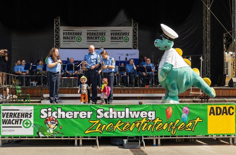 Anhand von lustigen Puppenspielen lernten die angehenden Schulkinder, wie sie sich richtig im Straßenverkehr verhalten.