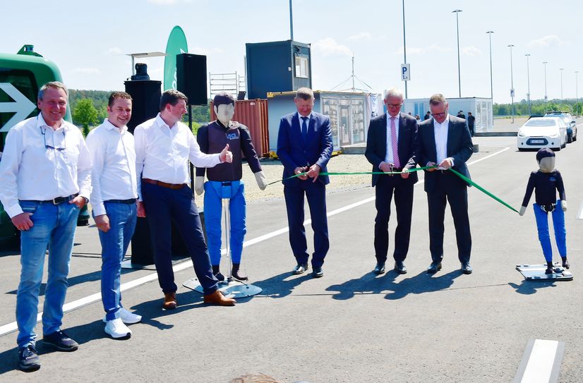 Norbert Kohlenbrenner (Leiter Betrieb Verwaltung DEKRA Lausitzring), Erik Pellmann (Standortleiter DEKRA Test und Technology Center), Uwe Burckhardt (Leiter Test und Event DEKRA Lausitzring), Siegurd Heinze (Landrat OSL), Guido Beermann (Minister für Infrastruktur und Landesplanung des Landes Brandenburg) und Guido Kutschera (DEKRA Deutschland-Chef und Vorsitzender der Geschäftsführung der DEKRA Automobil GmbH) geben die Citykurse frei (v.l.n.r.).Foto: Peter Aswendt