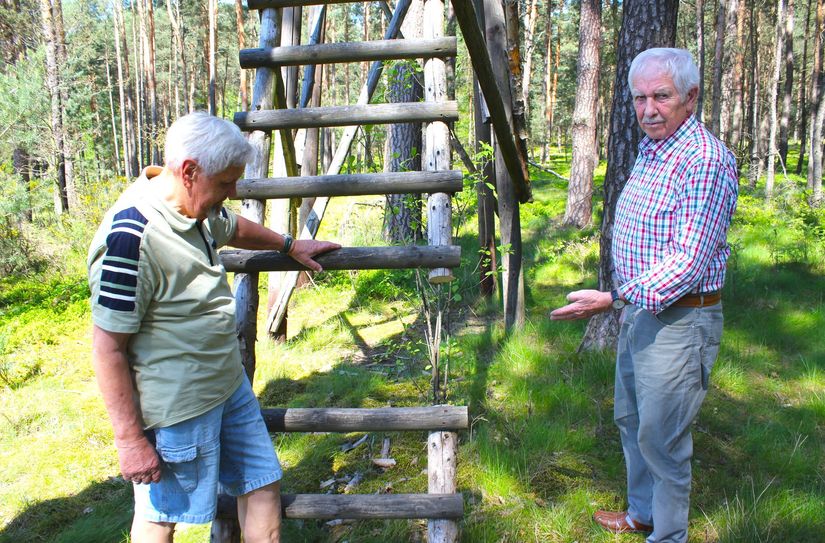 Jagdpächter Udo Zange (links) und sein Mitbegeher Dieter Nowke an dem Hochsitz, an dem im April ein Stück Holm abgesägt wurde.