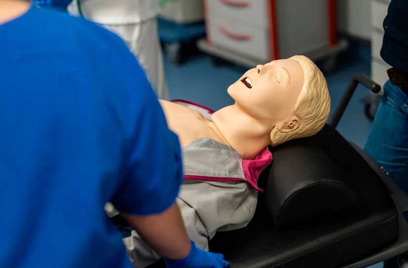 Auch bei einer Puppe als Patient mussten alle Handgriffe reibungslos sitzen.