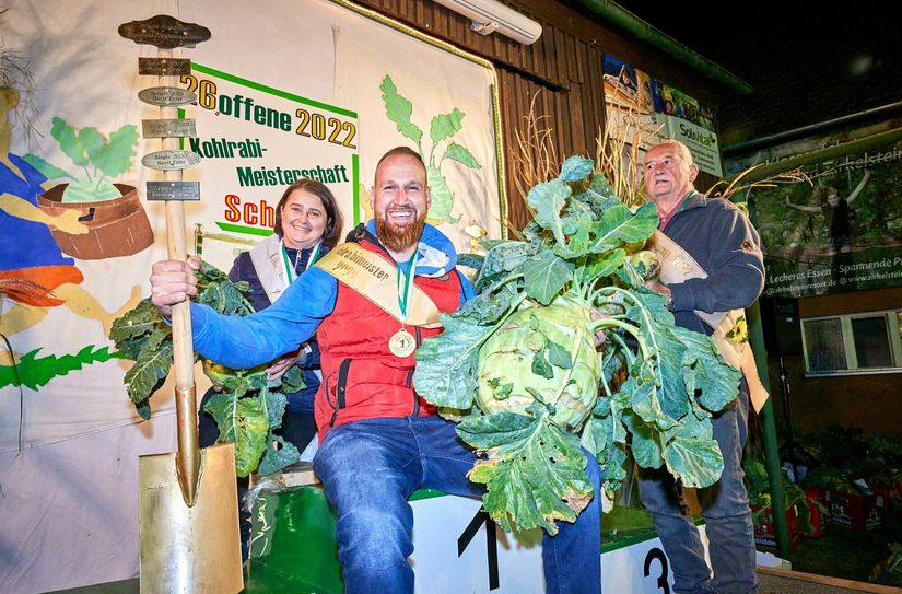 Vorjahressieger: Silvio Schatlowski (Mitte) mit einem 18-Kilo-Kohlrabi. Daneben Manuela Nake (2. Platz, links) und Achim Hempel (3. Platz).
