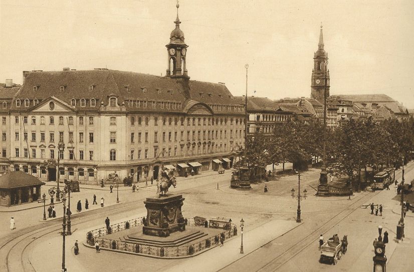 Blick auf den Neustädter Markt um 1920.