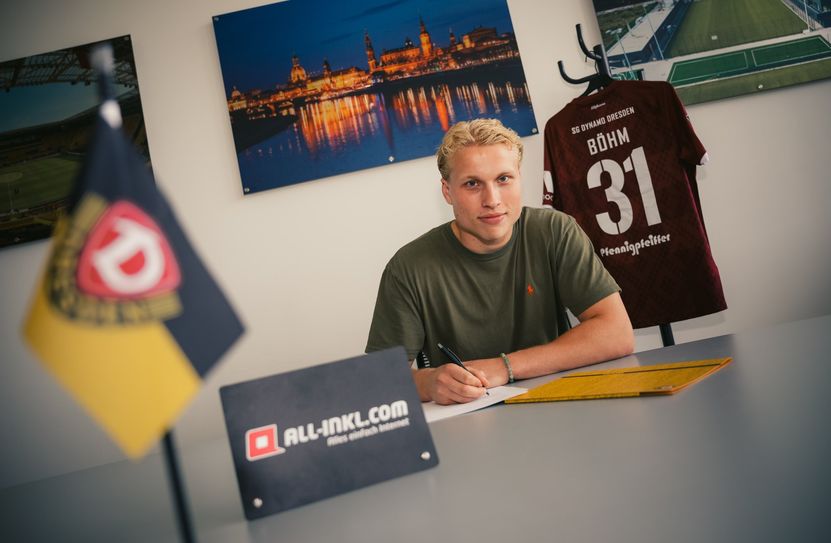 Phillip Böhm bei der Vertragsunterschrift.