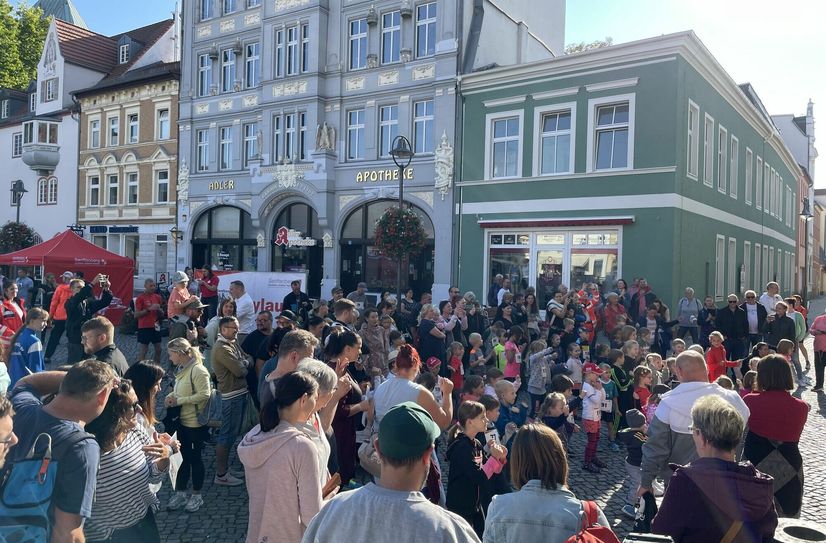 Viel los auf dem Markt in Senftenberg vor dem 300-Meter-Bambinilauf.