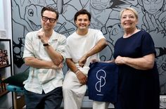Ein Symbol, eine Botschaft: (v.l.) Nicolas Höfer (Mitgründer und Vorstand Junge Helden e.V.), Dynamo-Torhüter Tim Schreiber und Gudrun Manuwald-Seemüller (Geschäftsführerin World Transplant Games 2025 Dresden GmbH und Vorstand von TransDia Sport Deutschland e.V.) unterstützten die besondere Tattoo-Aktion.