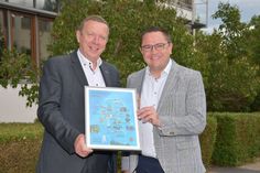 Landrat Christian Jaschinski (l.) begrüßte Landrat Marco Voge (r.) aus dem Märkischen Partnerkreis in Nordrhein-Westfalen vor der Kreisverwaltung in Herzberg.