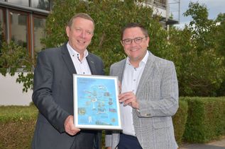 Landrat Christian Jaschinski (l.) begrüßte Landrat Marco Voge (r.) aus dem Märkischen Partnerkreis in Nordrhein-Westfalen vor der Kreisverwaltung in Herzberg.