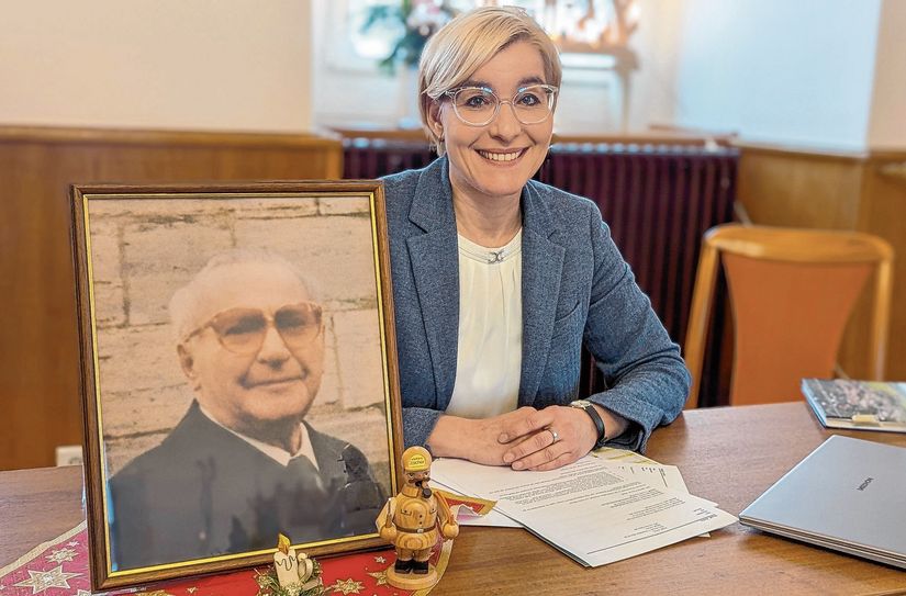 Die Lommatzscher Bürgermeisterin Dr. Anita Maaß mit einem Bildnis des Industriellen Gerhard Menzel, der in Lommatzsch die Glasindustrie begründete und so auch den Grundstein für das Erbe von Ingo Menzel legte. Dieser verfügte, dass 40 Prozent (2,6 Millionen Euro) seiner Hinterlassenschaft an die Stadt Lommatzsch übergehen.