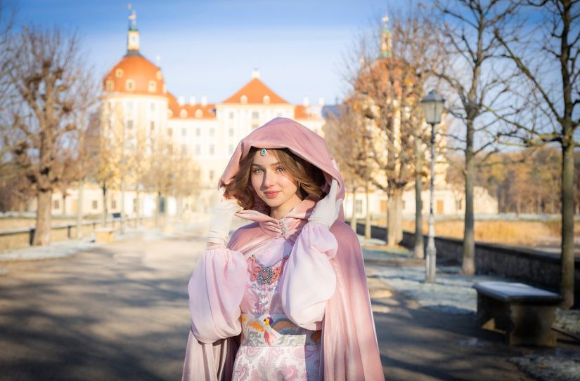 Aschenbrödel heißt die Besucher vor Schloss Moritzburg willkommen.