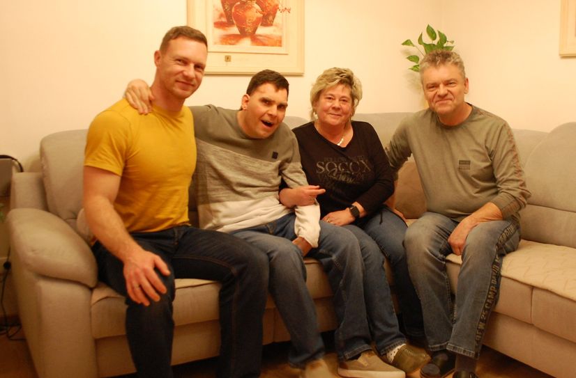 Francesco Friedrich bei seinem Besuch Daniels und seiner Eltern Jens und Angrit Näther (v.l.n.r.) in Pirna-Jessen.