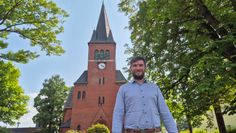Pfarrer Janis Kriegel vor der Christuskirche in Niesky