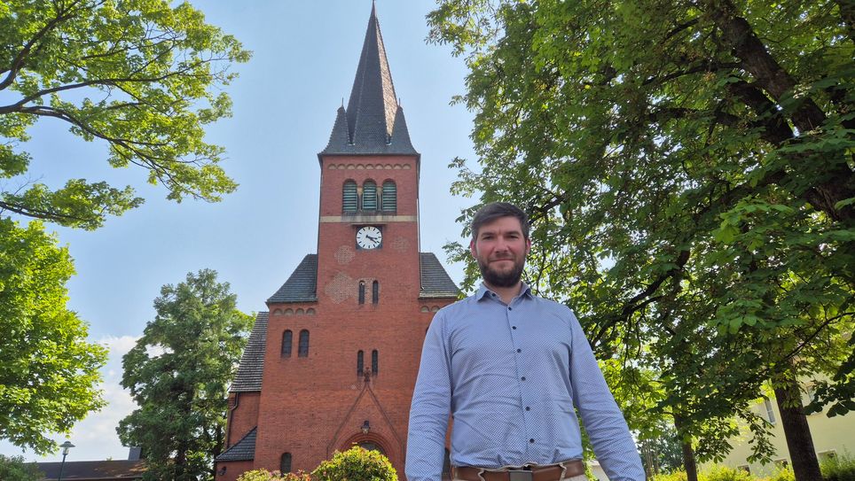 Pfarrer Janis Kriegel vor der Christuskirche in Niesky
