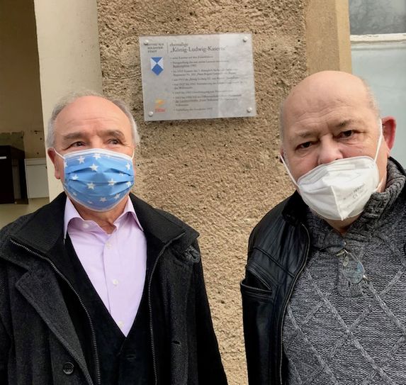 Ernst Weyer (links), Vorsitzender Kameradschaft Zittau im Deutschen Bundeswehrverband, und der ehemalige Stadtrat Rainer Harbarth, der die Kameradschaft bei ihrem Vorhaben unterstützte, vor der ersten Tafel. Foto: Klaus Schöne