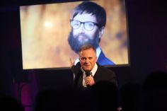 Kabarettist Jörg Knör meinte  zu Frauke Petry, dass sie hätte sich auch (s. o.) verkleiden können für die Gala. Aber sie kam einfach so, ohne Aufsehen.   Foto: D. Förster