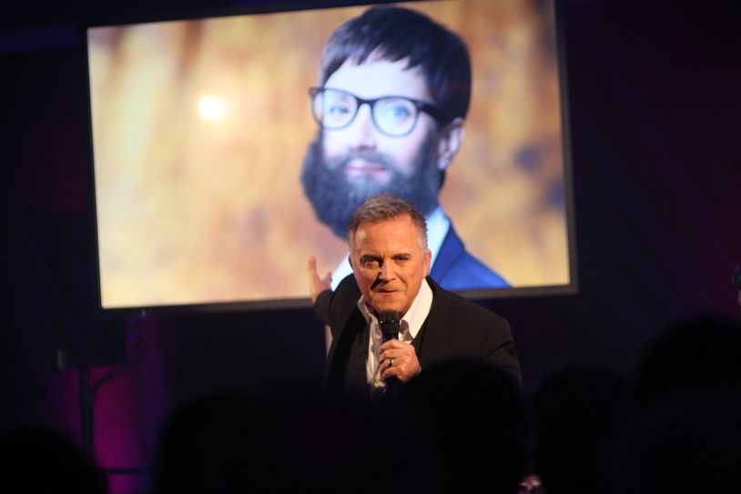 Kabarettist Jörg Knör meinte  zu Frauke Petry, dass sie hätte sich auch (s. o.) verkleiden können für die Gala. Aber sie kam einfach so, ohne Aufsehen.   Foto: D. Förster