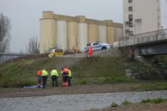 Einsatzkräfte am Fundort in Heidenau. Foto: Daniel Förster