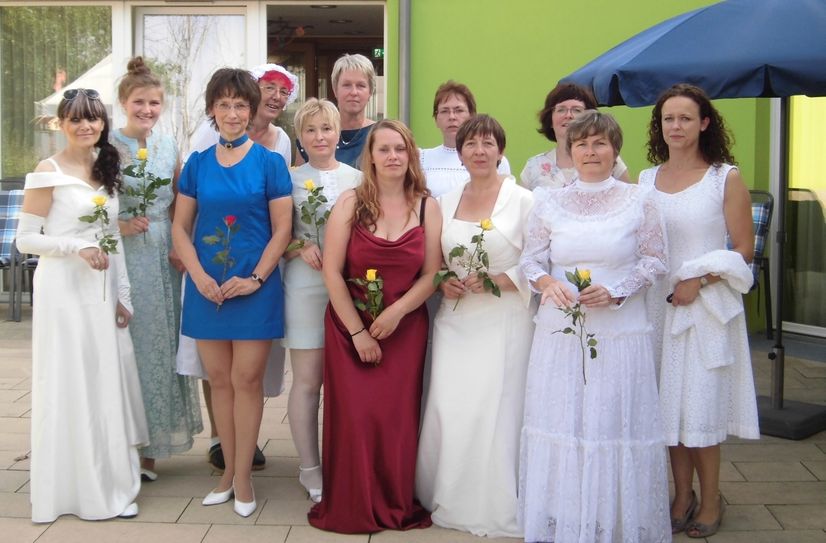 Die Models der Festkleidermodenschau. Foto: Soziales Zentrum