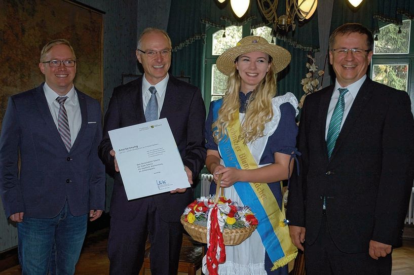 OB Mike Ruckh (2. v. li.) mit der begehrten Urkunde, die im Ratssaal hängen wird. Von li. Tourismuschef Julian Ibsen, Blumenmädchen Jessica Blume und Frank Ortmann, vom Wirtschaftsministerium waren bester Stimmung. Foto: Wo