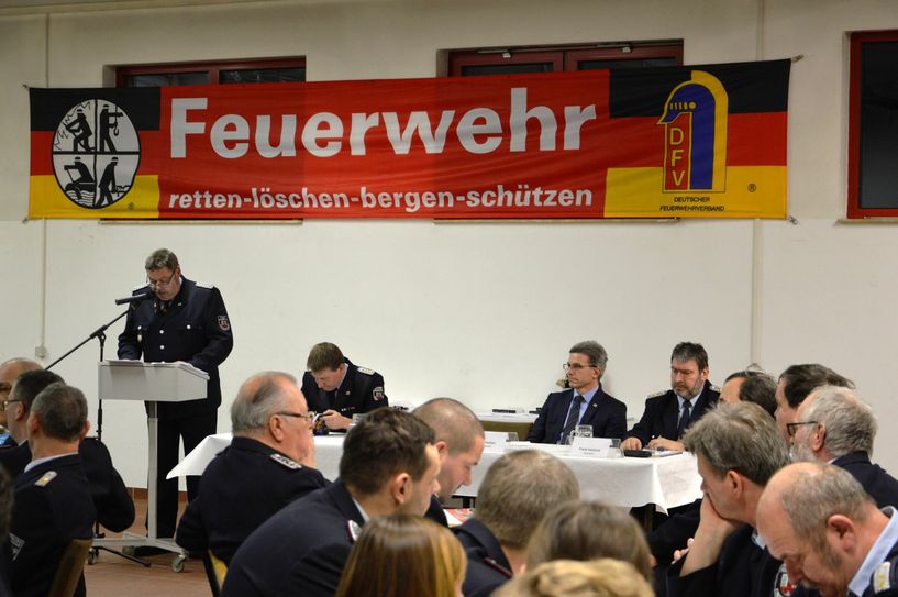 Stadtbrandmeister Michael Kamenz eröffnet die Jahreshauptversammlung der Freiwilligen Feuerwehr Finsterwalde. Foto: Paula Vogel