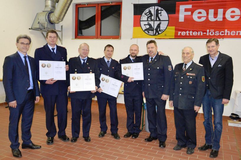 Bürgermeister Jörg Gampe (links) und Stadtverordnetenvorsteher Andreas Holfeld (rechts) mit Vertretern aller vier Löschzüge, in deren Gerätehäusern die Louis-Schiller-Medaillen-Ehrung ausgehangen wird. Mit dabei ist auch Stadtbrandmeister Michael Kamenz (3. v. l.). Foto: Paula Vogel