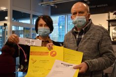 Geschäftsführerin Sylvia Donat freut sich auch mit ihren beiden Azubis, Alina und Leon, wieder persönlich für ihre Kunden da zu sein. Foto: Farrar