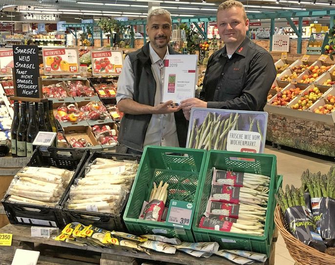 Dirar Alassaad, Mitarbeiter Obst/Gemüse, und Rewe-Kaufmann Björn Keyser (v.l.) Foto: Rewe Kommunikation