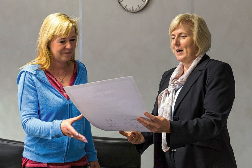 Bettina Kusche, Regionaldirektorin der Sparkasse, überreicht Tippmann von der Piraner Seifenoper die Zertifizierungsurkunde. Foto: Citymanagement