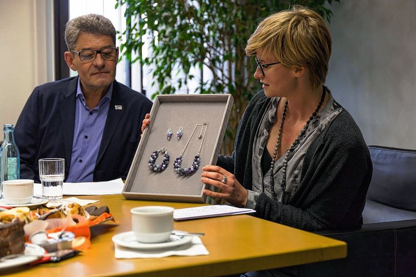 Antje Urban von SUNNA by urban zeigt hier OB Klaus-Peter Hanke ihre Schmuck-Kollektion, die ebenfalls als Unikat zertifiziert wurde. Foto: Citymanagement