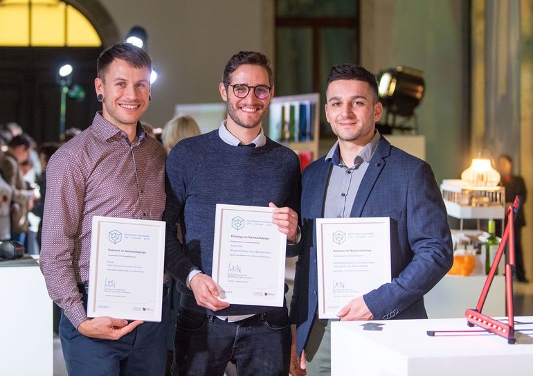 Steve Leisner, Jirko Spinger, Marcel Ebert (v.l.) vom avid-designstudio GbR, rechts im Bild das Dreieck.       Foto: privat