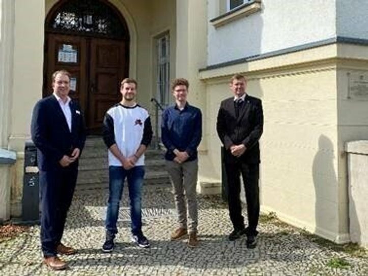 Landrat Siegurd Heinze (r.) und Gesundheitsdezernent Alexander Erbert (l.) begrüßen die Medizinstipendiaten Danny Treitschke (2.v.l.) und Marvin Maibaum (2.v.r.).