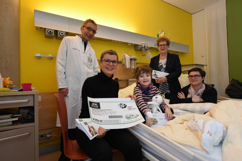 Die fünf Jahre alte Melissa Hille ist eine der kleinen Patienten der Klinik für Kinder- und Jugendmedizin des Dresdner Uniklinikums, die von der AOK PLUS zu Weihnachten eine Eintrittskarte für das Theater Junge Generation bekommen. Professor R. Berner, Chef der Klinik und Poliklinik für Kinder- und Jugendmedizin, freut sich mit der kleinen Patientin. Foto: AOK PLUS