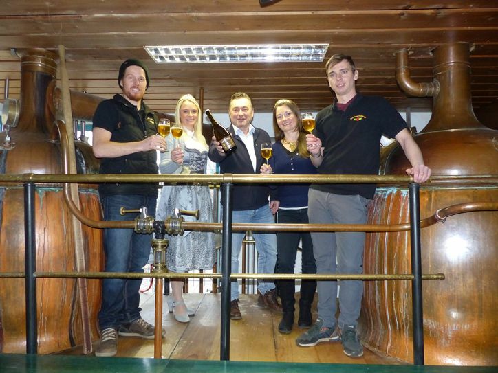 Matthew Burdic, Sabrina Papperitz, Lutz Krüger, Nicole Richter und Stefan Mitreuter (v.l.) im Brauhaus Radebeul mit dem neuen "Bennobräu".