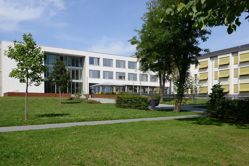 Mit offenen Kliniktüren am Standort Lauchhammer, Informationsständen, einem unterhaltsamen Programm zum Anfassen und Mitmachen und einem umfangreichen Kinder- und Familienprogramm präsentiert das Klinikum Niederlausitz am 14. September sein Leistungsspektrum. Foto: Klinikum Niederlausitz / Steffen Rasche