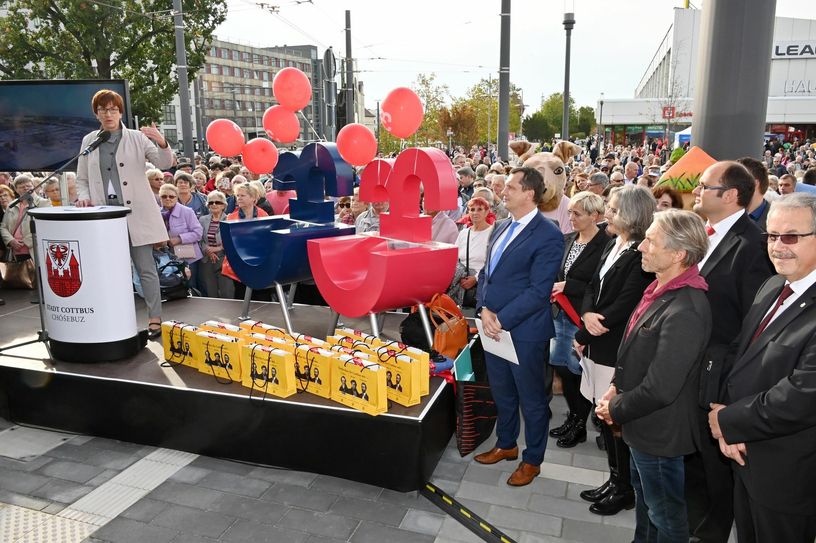 Auch Ministerin Kathrin Schneider sprach bei der feierlichen Bahnhofseröffnung ein Grußwort und betont: »Die Fertigstellung des Cottbuser Bahnhofes ist ein großer Schritt in Richtung einer modernen und gut vernetzten Mobilität in der Lausitz.« Foto: Michael Helbig