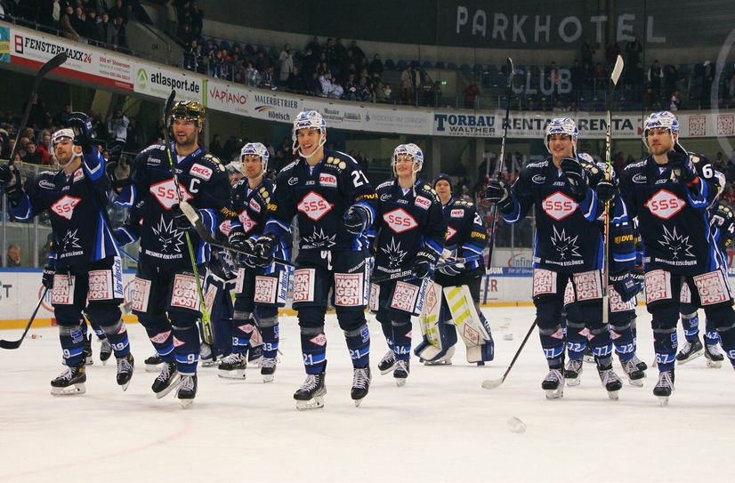 Eislöwen feiern gemeinsam mit ihren Fans den Derbysieg.