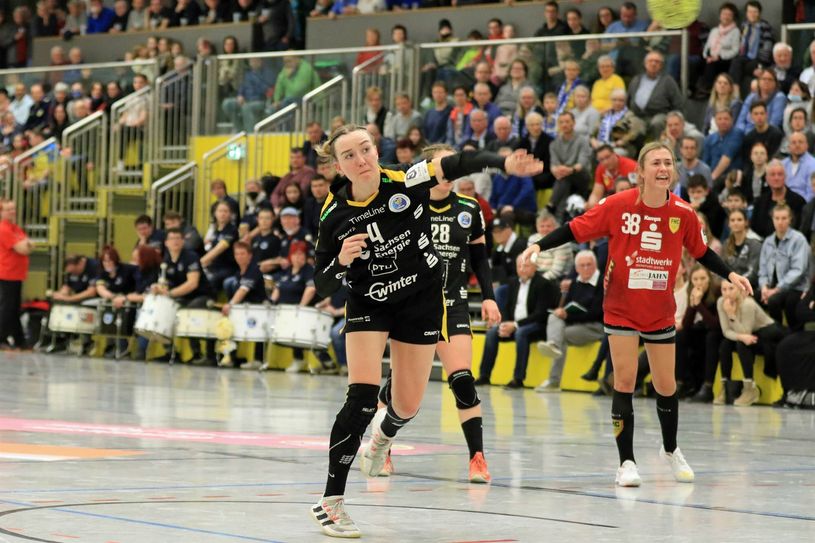 Julia Mauksch, Spielerin des Spiels, verwandelt einen Strafwurf.