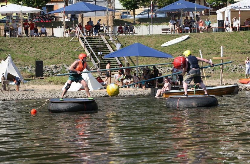 Fischerstechen auf der Elbe in Postelwitz.