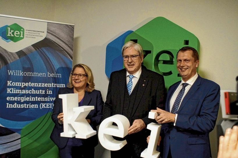 Bundesumweltministerin Svenja Schuze, Wirtschaftsminister Professor Dr. Jörg Steinbach und Oberbürgermeister Holger Kelch eröffneten am Freitag feierlich das Kompetenzzentrum Klimaschutz in den energieintensiven Industrien. Foto: jb