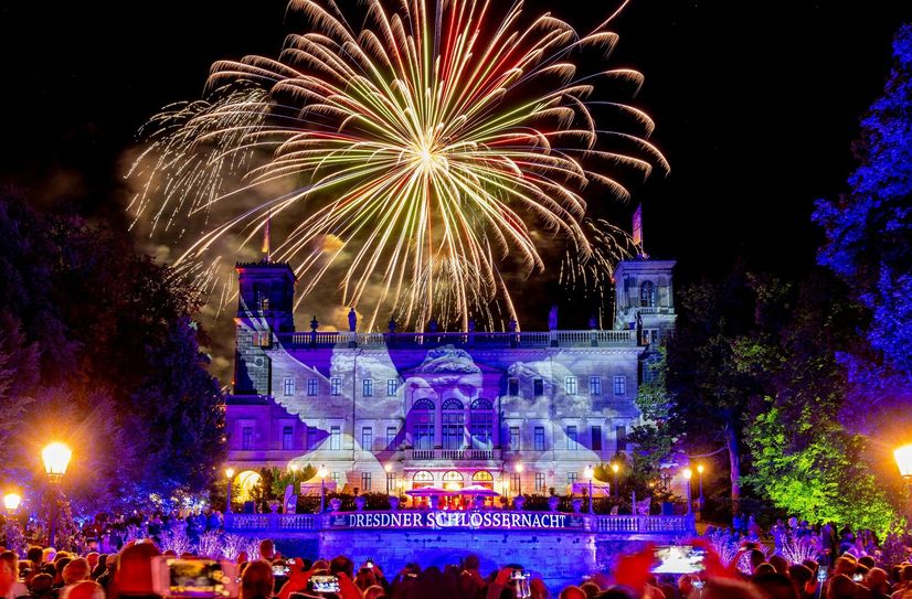 Das große Feuerwerk mit der eigens produzierten Fassadenprojektion auf Schloss Albrechtsberg.